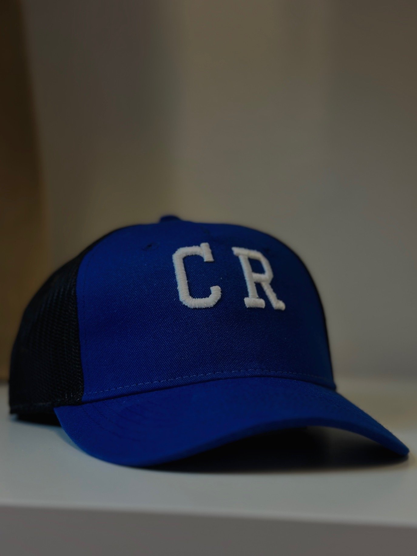 Personalisierte blaue Kappe mit Initialen bestickt