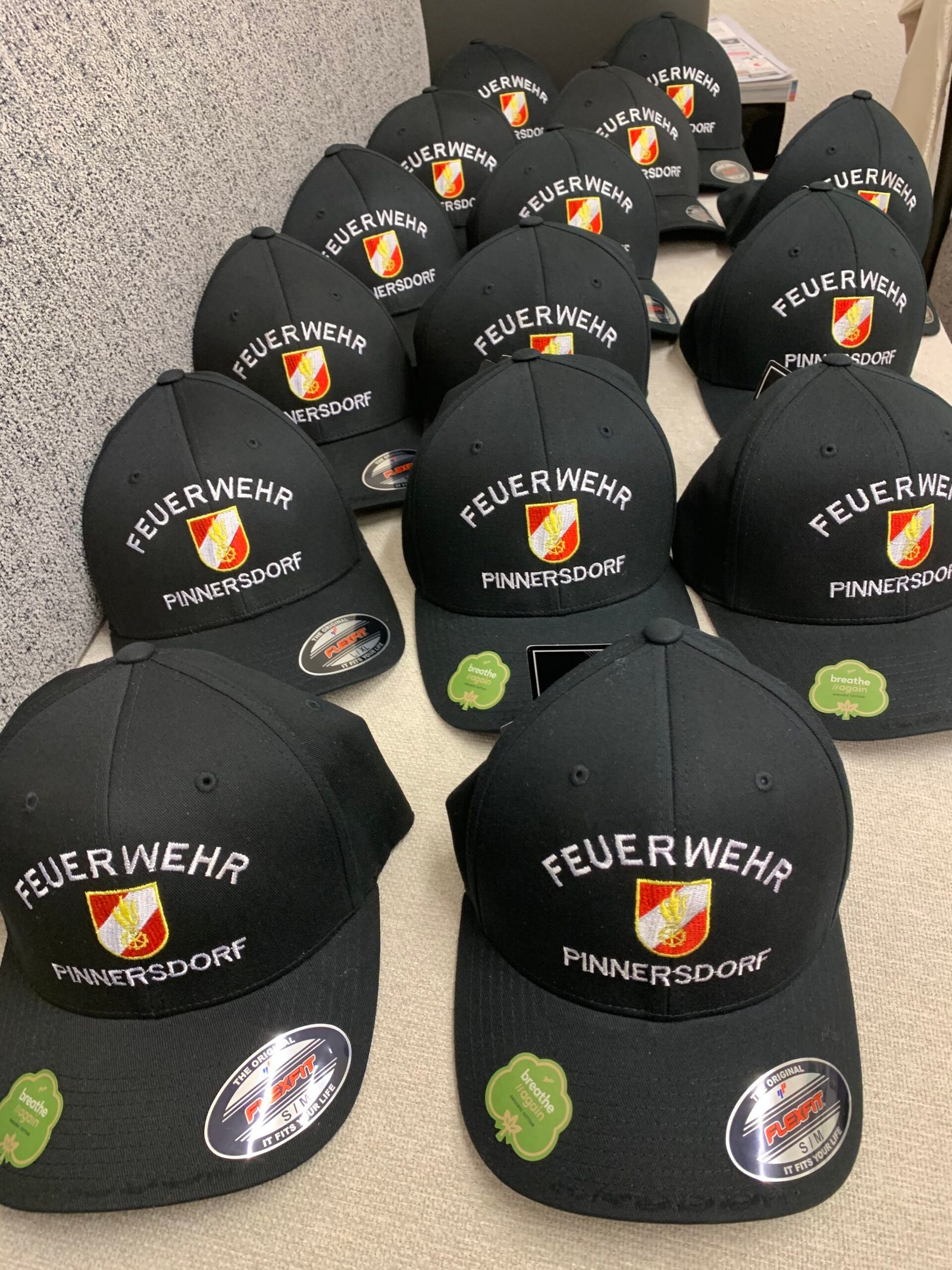 Bestickte schwarze Kappen mit Firmenlogo – ideal für Teams und Vereine