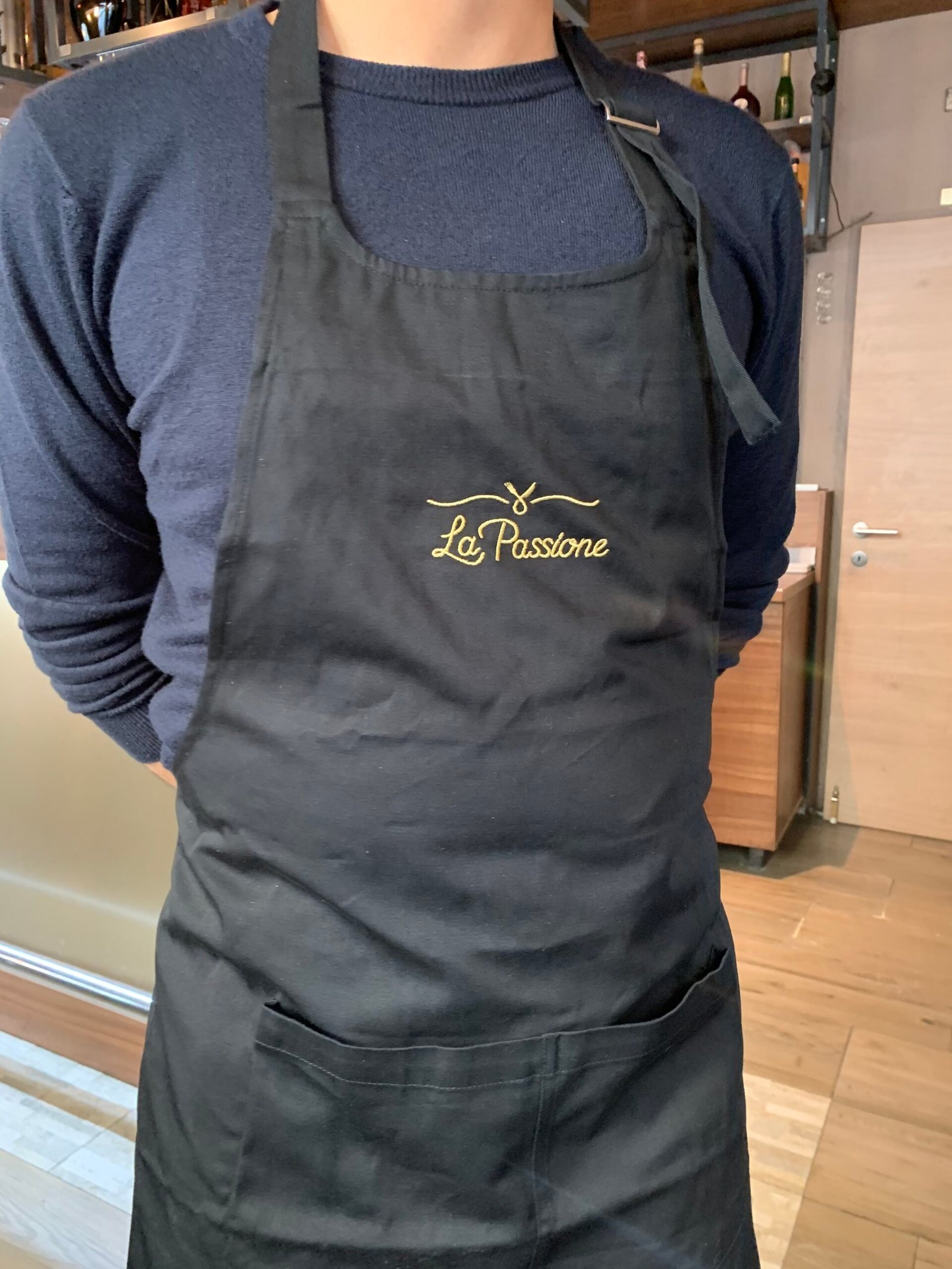 Personalisierte Schürze mit goldener Stickerei – Sticklabor Wien
