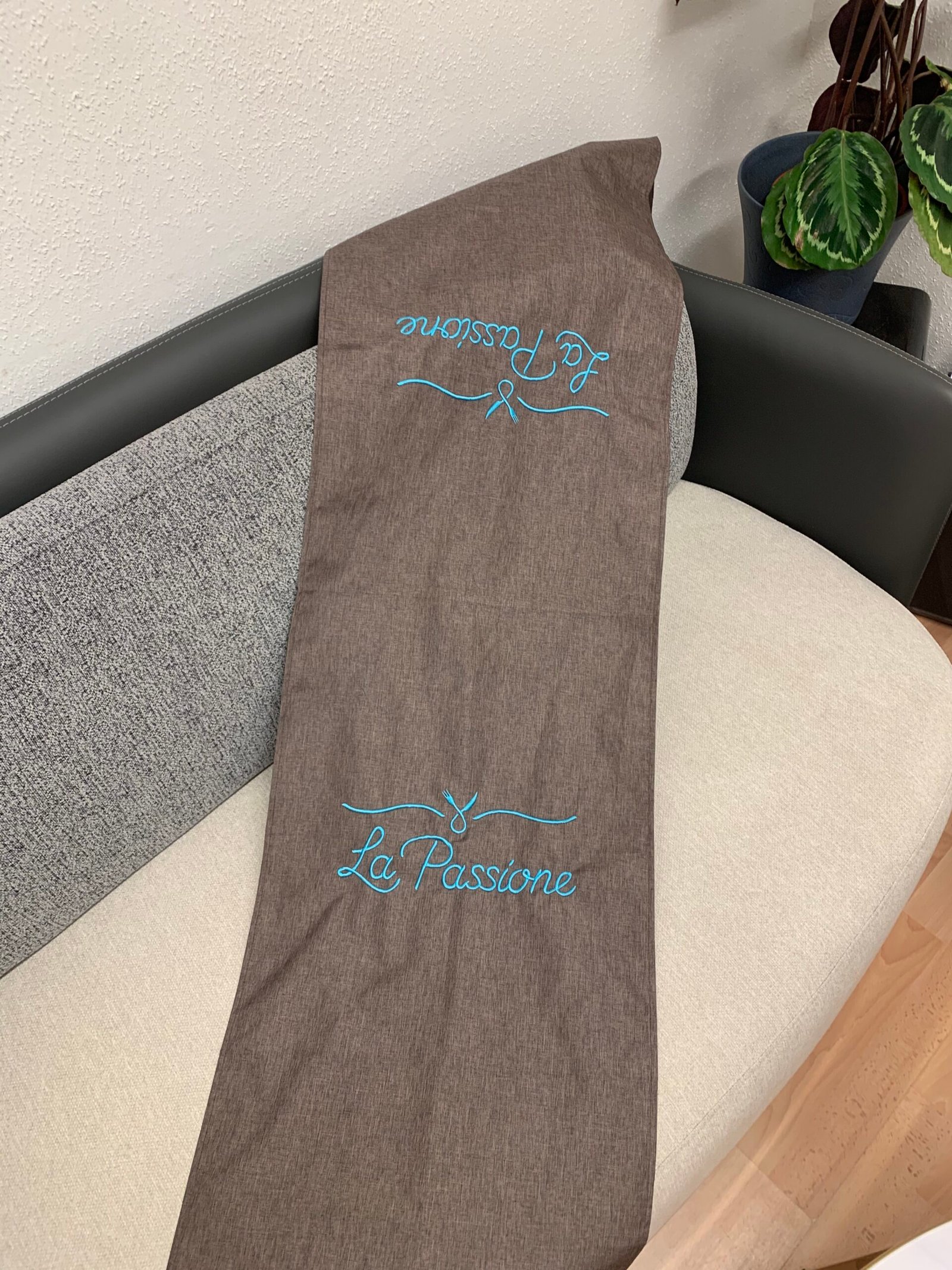 Bestickte braune Schürze mit Firmenlogo – ideal für Gastronomie und Catering